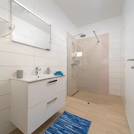 Lakeside Elegance 5 Bdr