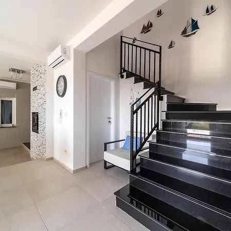 Lakeside Elegance 5 Bdr Apartament Balatonberény