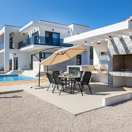 Lakeside Elegance 5 Bdr Apartament Balatonberény