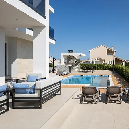 Lakeside Elegance 5 Bdr *