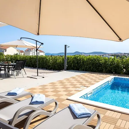 Lakeside Elegance 5 Bdr Balatonberény