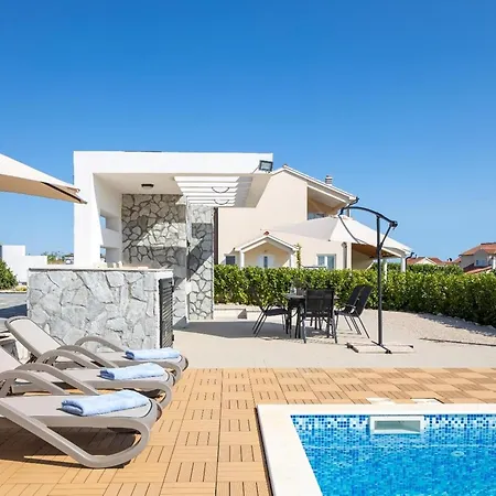 Lakeside Elegance 5 Bdr *
