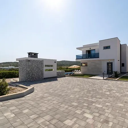Lakeside Elegance 5 Bdr *